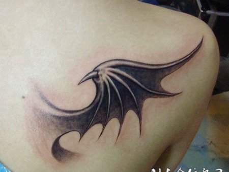 肩后的欧美恶魔翅膀纹身