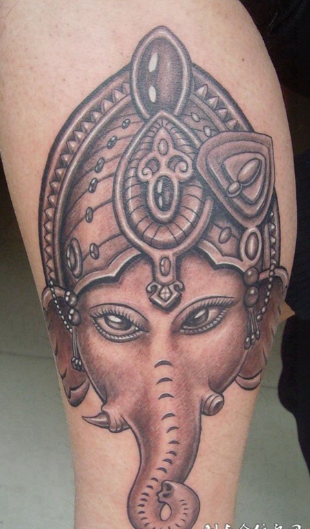 小腿上的写实象神纹身