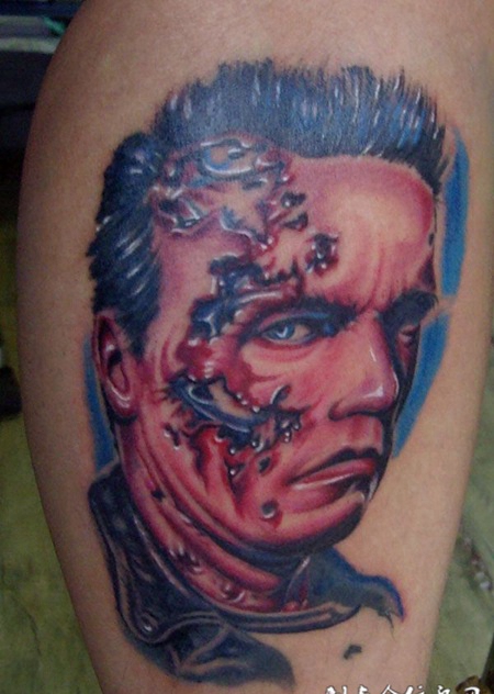 小腿上的施瓦辛格头像纹身