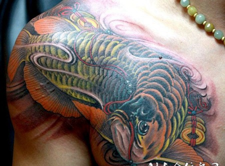 胸前传统金色龙鱼纹身