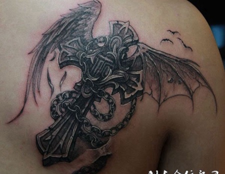 不对称的十字架翅膀纹身
