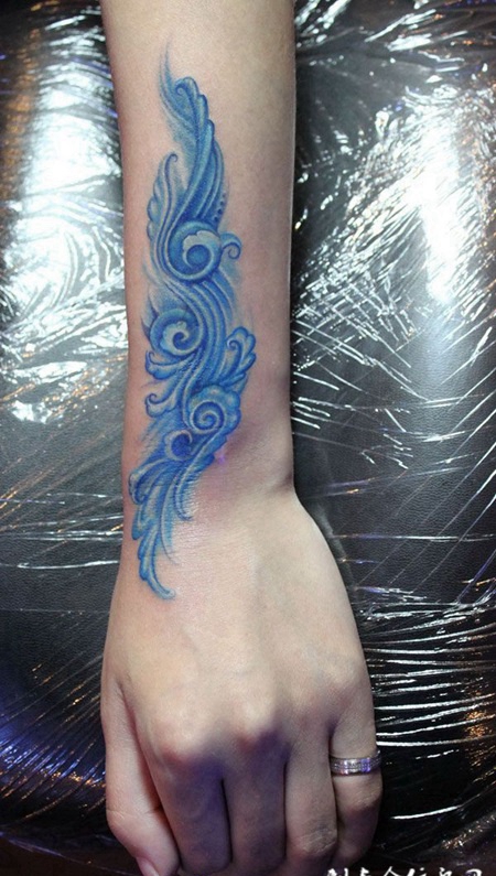 手臂纹身：唐草花纹