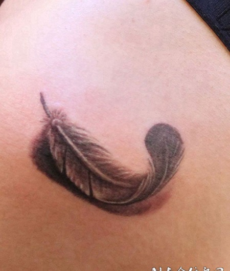 腰部的小羽毛纹身