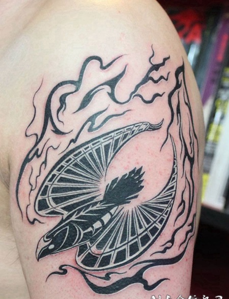 胳膊纹身：埃及神鹰