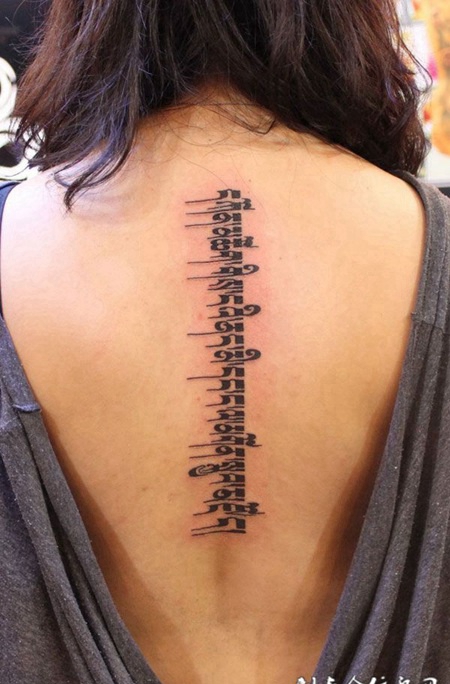 后背上的藏文经文纹身
