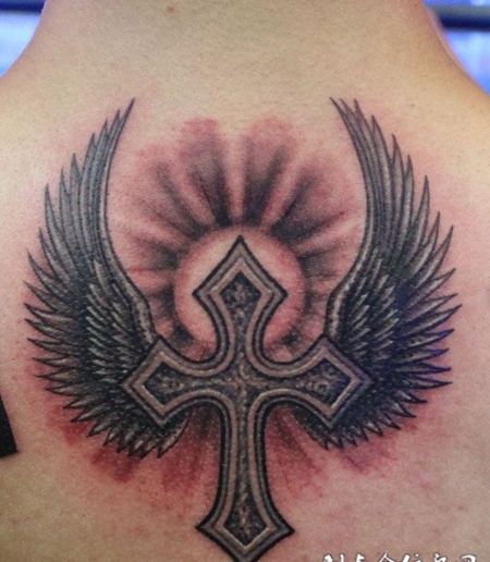 后背纹身：长翅膀的十字架