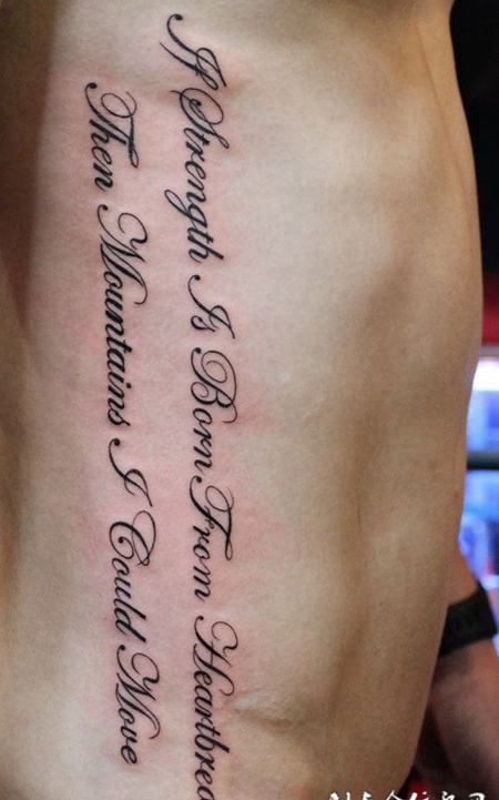 腰部纹身：英伦文字