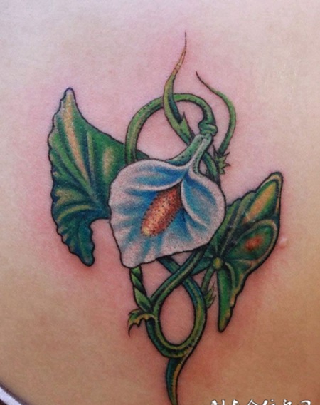 腹部的艳丽花朵纹身