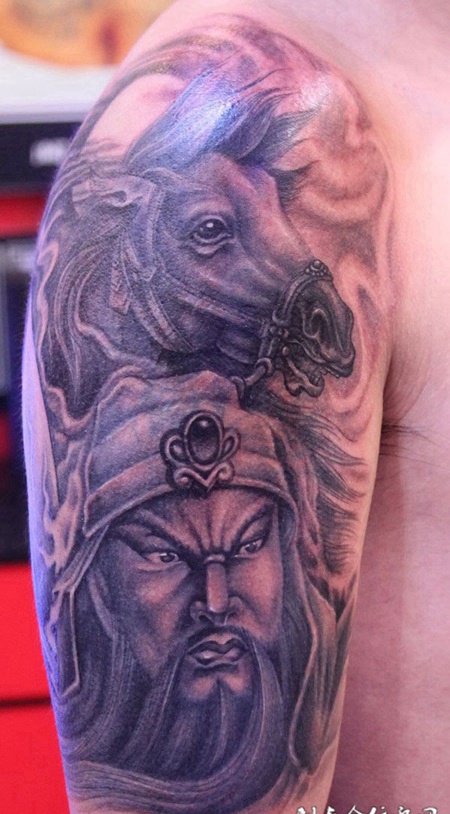 胳膊上的关公头像纹身