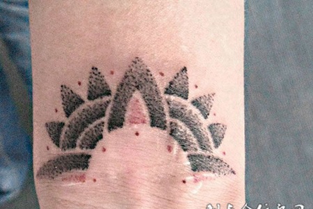 手腕上的图腾点刺纹身