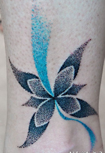 手腕上的彩色风车纹身