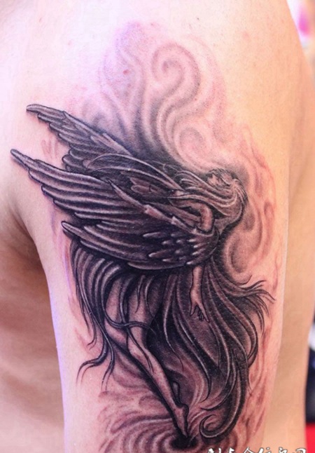 胳膊上的可爱小天使纹身