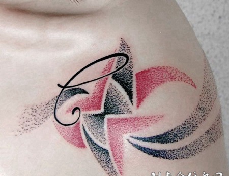 肩膀上的纹身：随性