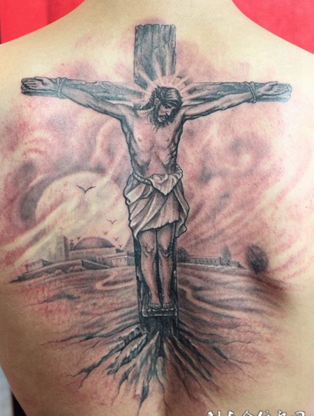 后背纹身：耶稣受难记