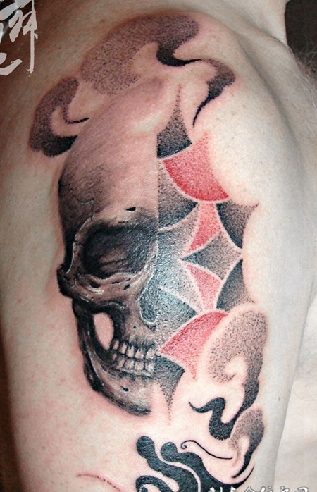胳膊上的半骷髅纹身