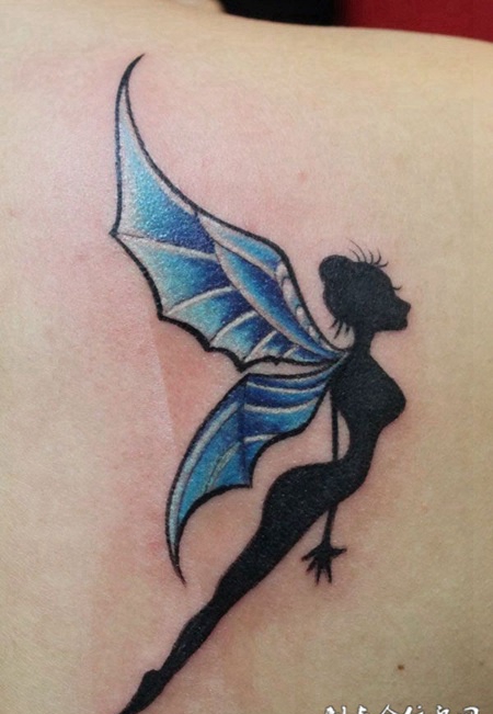 肩后纹身：简洁的精灵