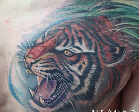 胸前怒吼的虎头纹身