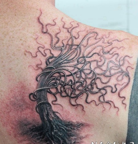 后肩上生长着的生命之树纹身