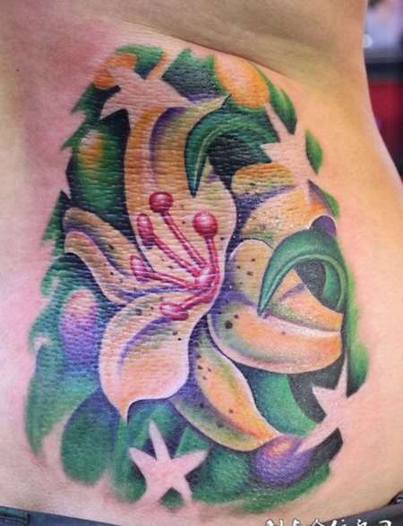 腰部缤纷的彩色百合花纹身