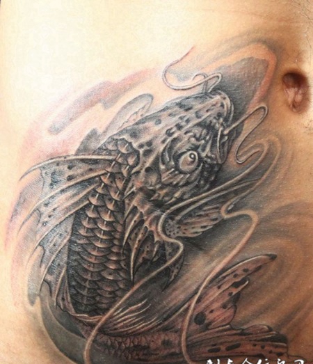 腹部纹身：传统锦鲤