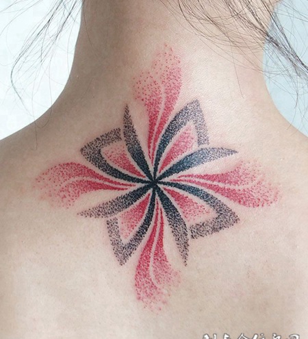 颈后的纹身：风车