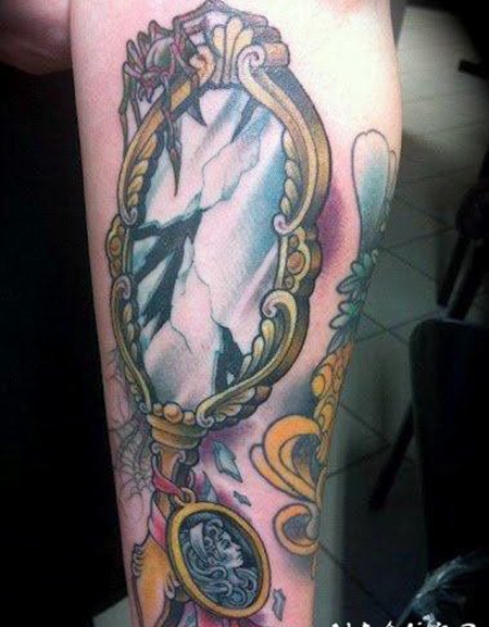 小腿上破碎的镜子纹身图案