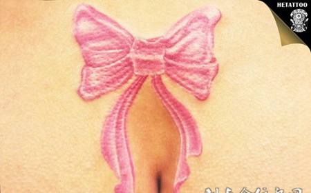 肩膀上的粉色蝴蝶结纹身