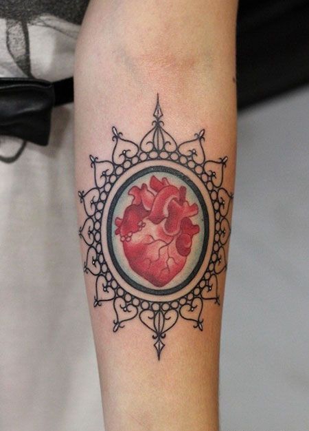 手臂红色心脏镜子纹身图案