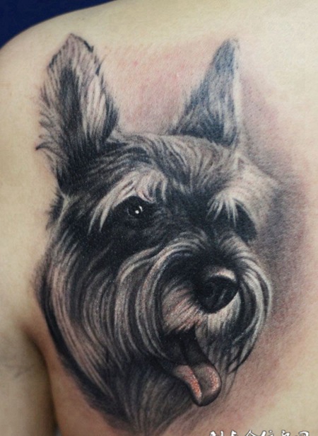 肩膀上吐着舌头的狗狗纹身