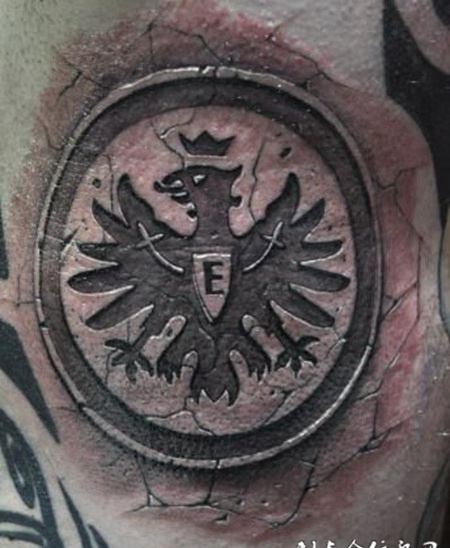 后背上的石刻老鹰纹身图案