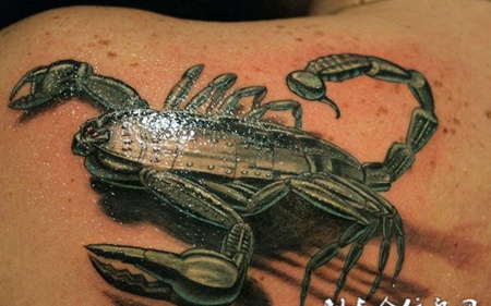 肩后纹身：灯光下的蝎子