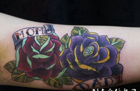 胳膊上绽放的玫瑰纹身