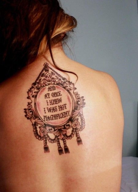 背部镜子里有英文的纹身图案