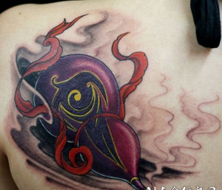 肩膀后系着丝带的葫芦纹身