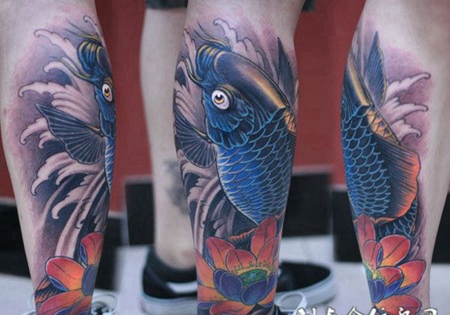 小腿上的莲花锦鲤纹身