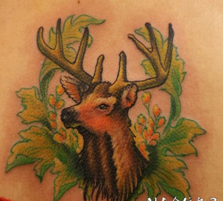 腰后的麋鹿头纹身