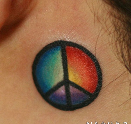 颈后的纹身反战标志符号