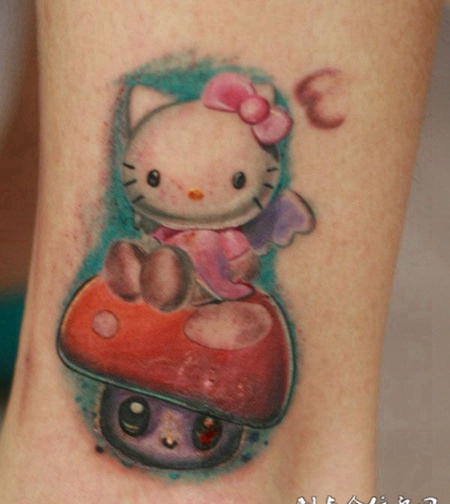 脚腕纹身：蘑菇上的KT猫