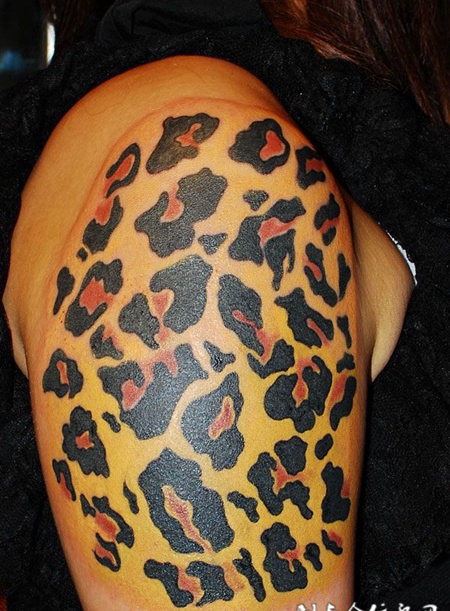 胳膊上的纯豹纹纹身