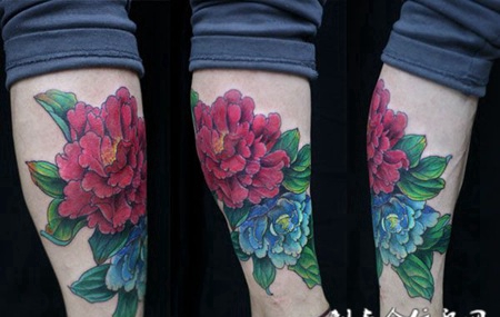 小腿上的牡丹纹身