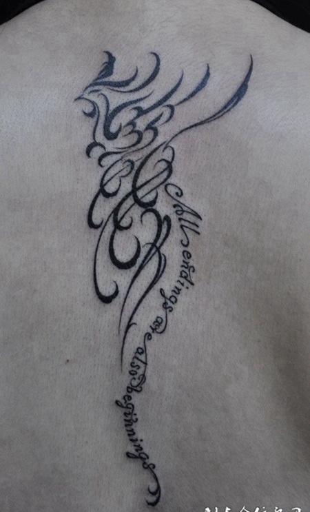 由各种文字组成的凤凰纹身