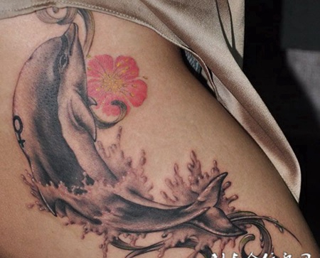 水花间的小海豚纹身