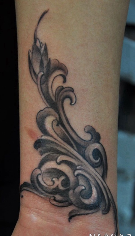 手腕处的唐草纹身
