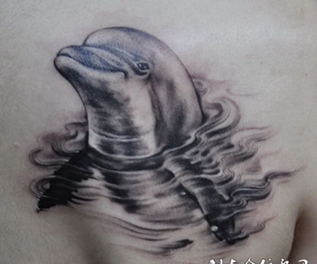 露出水面的小海豚纹身