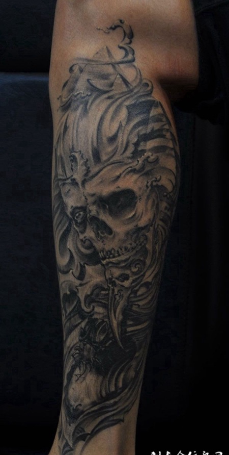 小腿上的法老王头像纹身