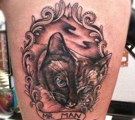 大腿上的镜子猫咪纹身图案