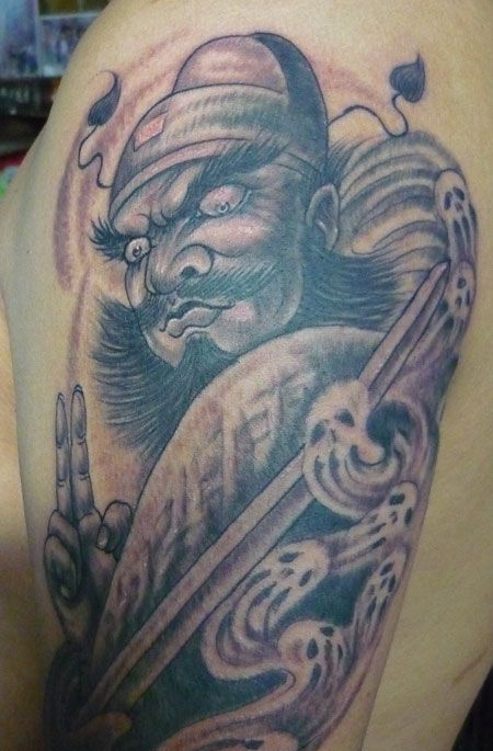 手臂上的传统钟馗纹身图片