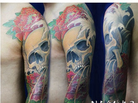 胳膊上的骷髅牡丹纹身图