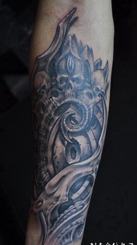 由骷髅组成的眼睛纹身