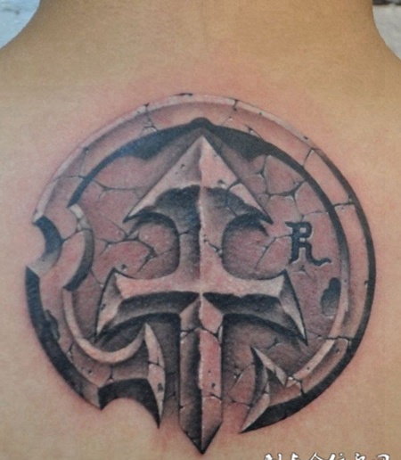 颈后石刻矛头纹身